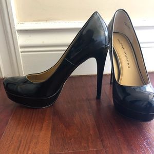 Patent leather black pumps